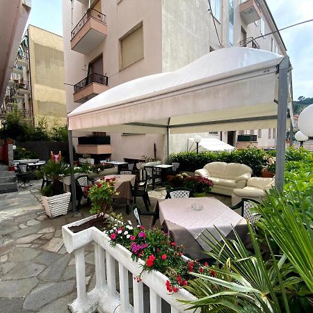 Hotel Riz ฟีนาเลลีกูเร ภายนอก รูปภาพ